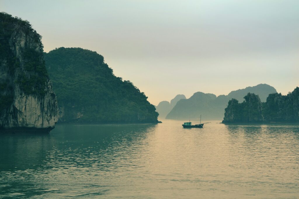 Tag 10 + 11: Ninh Binh - Ha Long - Hue